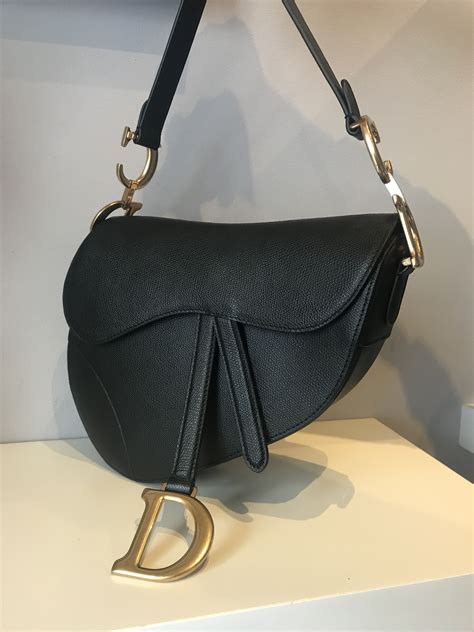 borsa dior saddle indossata